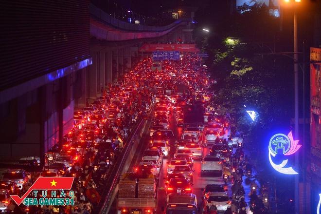 CĐV đánh thủng nồi, mang giấy khen, biển chưa có người yêu đi bão-18