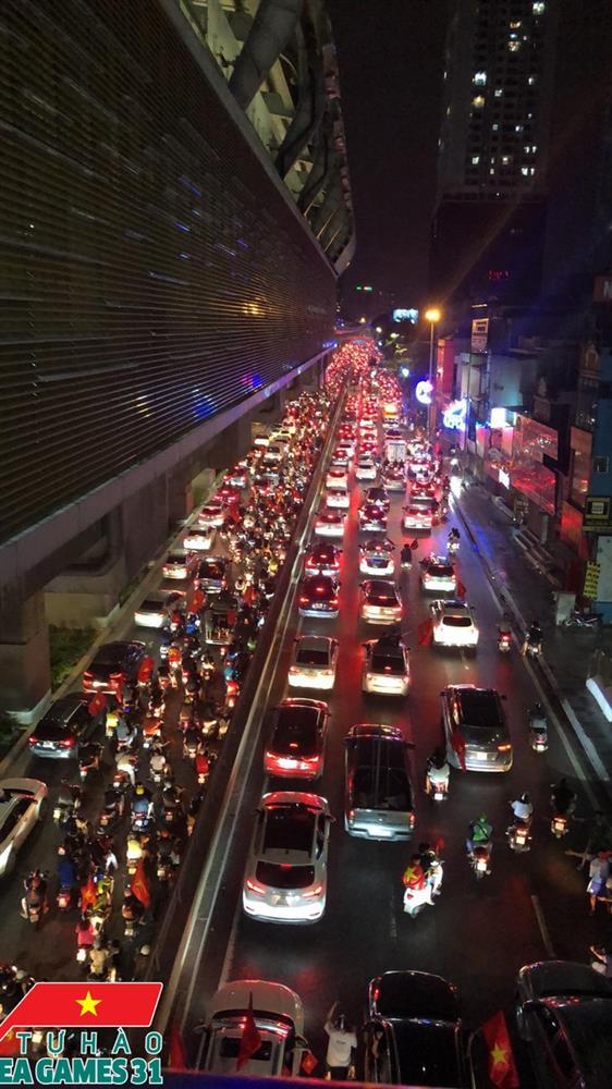 CĐV đánh thủng nồi, mang giấy khen, biển chưa có người yêu đi bão-19