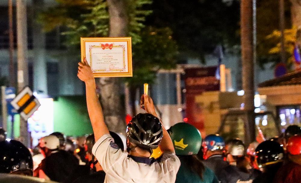 CĐV đánh thủng nồi, mang giấy khen, biển chưa có người yêu đi bão-8