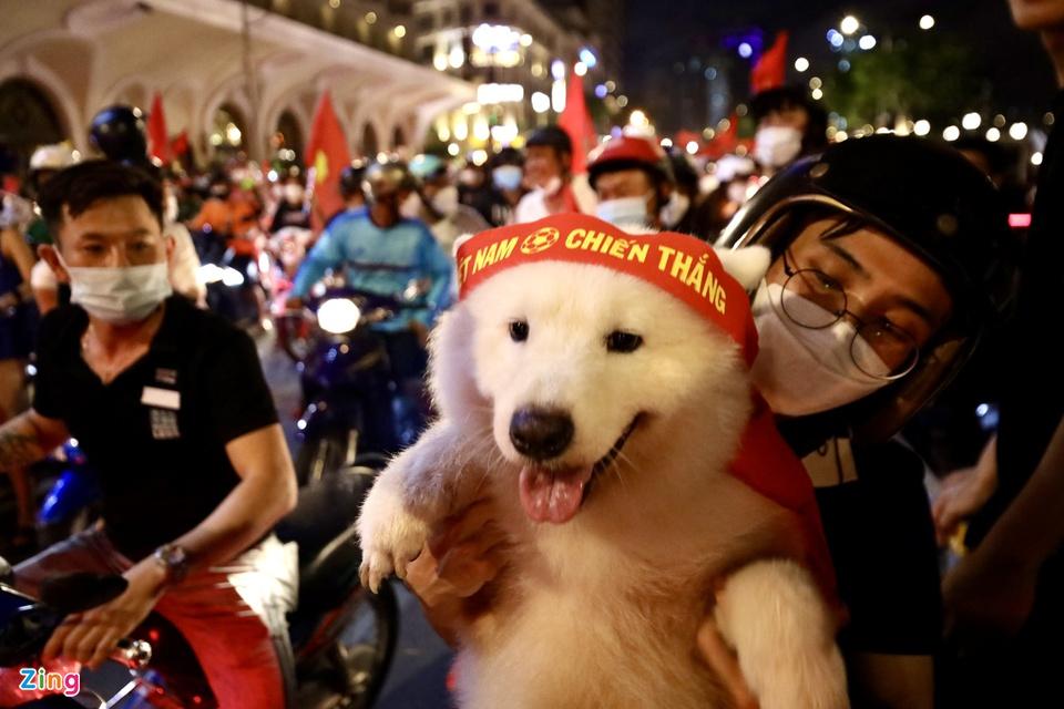 CĐV đánh thủng nồi, mang giấy khen, biển chưa có người yêu đi bão-10