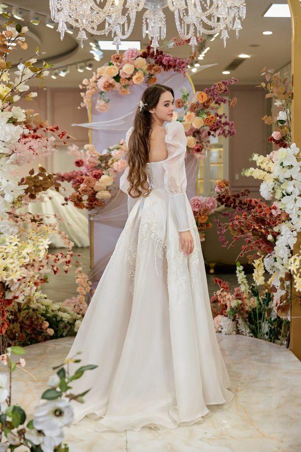 Cận cảnh váy cưới thứ hai đẹp như cổ tích của bà xã Bùi Tiến Dũng-5