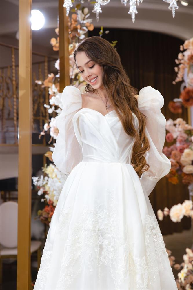 Cận cảnh váy cưới thứ hai đẹp như cổ tích của bà xã Bùi Tiến Dũng-7