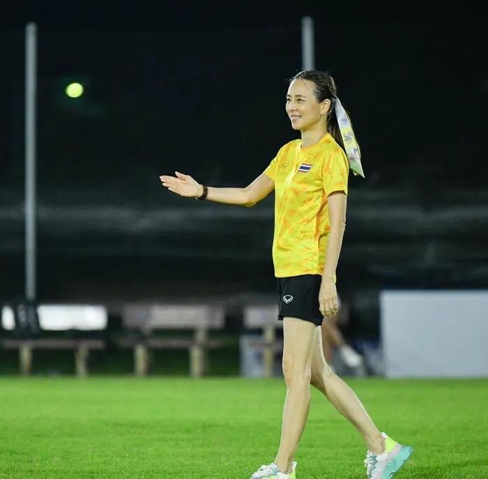 Trưởng đoàn Thái Lan sang chảnh trước khi khóc vì thua đau Việt Nam-7