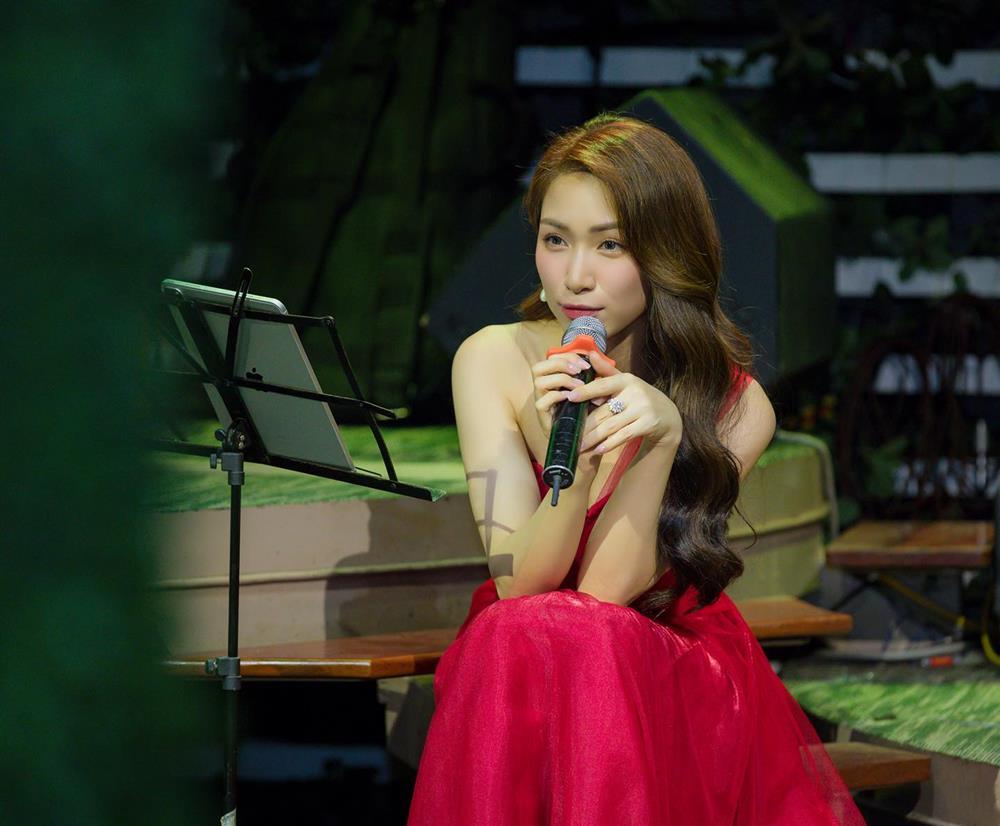 Hòa Minzy dầm mưa quẩy banh nóc, trợ lý che ô đầy bất lực-5