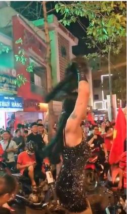 BB Trần mặc đầm ngắn cũn cỡn suýt lộ hàng đi bão-3