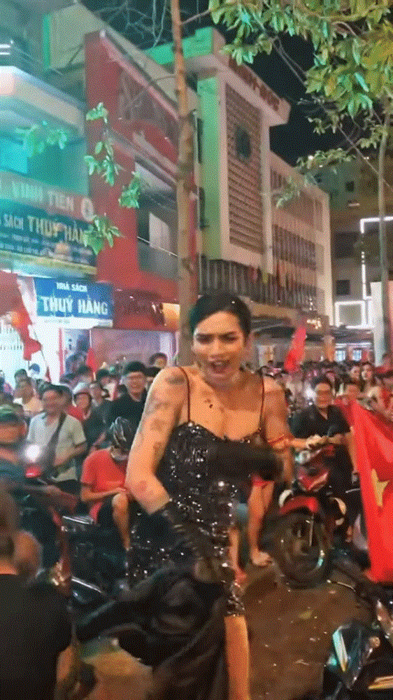 BB Trần mặc đầm ngắn cũn cỡn suýt lộ hàng đi bão-2