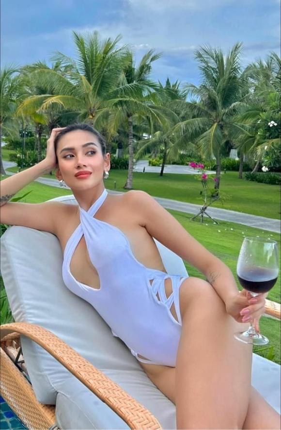 Võ Hoàng Yến diện áo tắm cut-out tứ tung phô vòng 1 ba lần thu nhỏ-4