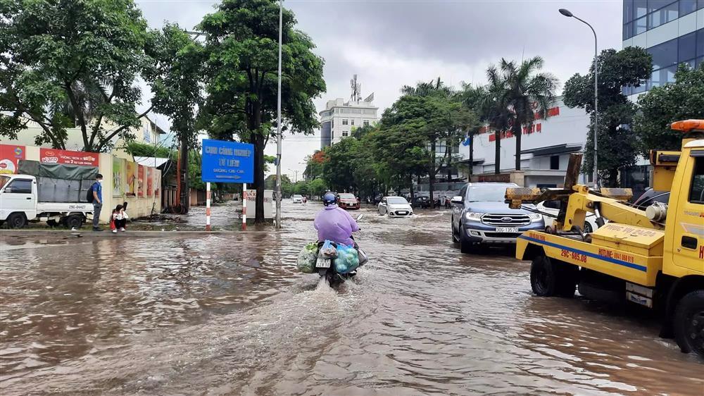 Đường Hà Nội ngập khắp ngả sau trận mưa như trút nước-1