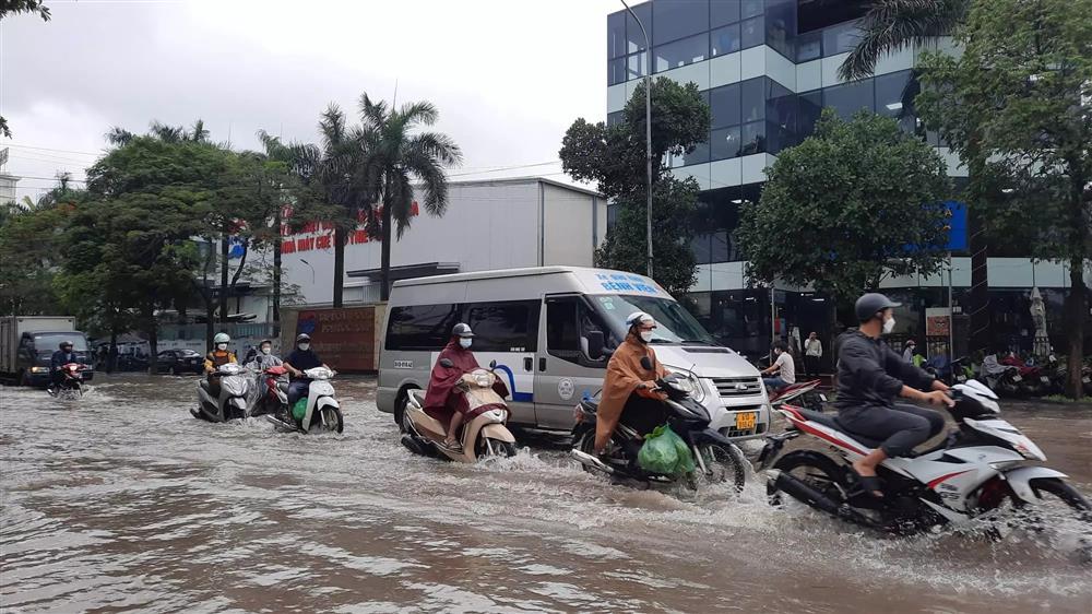 Đường Hà Nội ngập khắp ngả sau trận mưa như trút nước-2