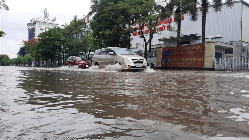 Đường Hà Nội ngập khắp ngả sau trận mưa như trút nước-3