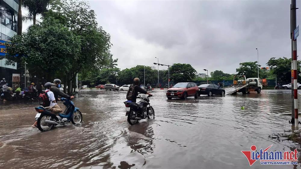 Đường Hà Nội ngập khắp ngả sau trận mưa như trút nước-4