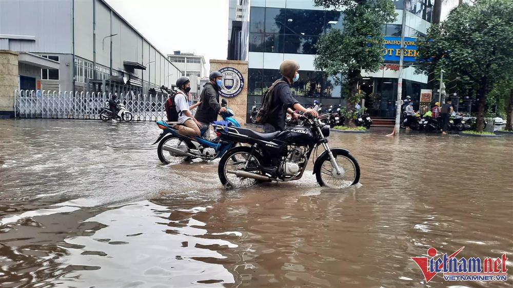 Đường Hà Nội ngập khắp ngả sau trận mưa như trút nước-5