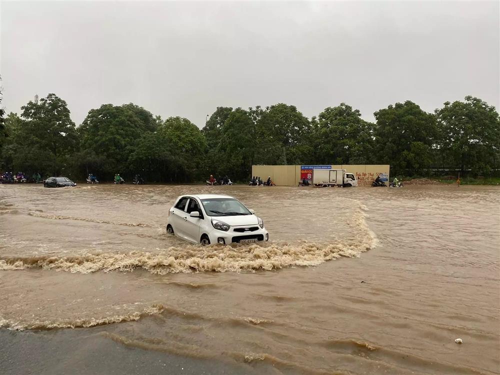 Đường Hà Nội ngập khắp ngả sau trận mưa như trút nước-6