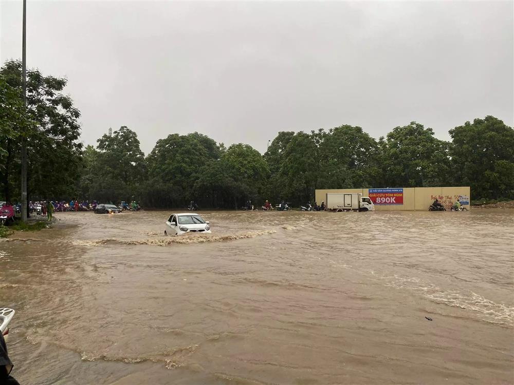 Đường Hà Nội ngập khắp ngả sau trận mưa như trút nước-7