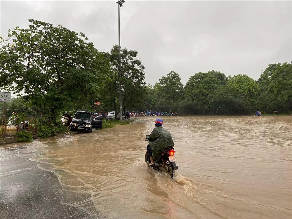 Đường Hà Nội ngập khắp ngả sau trận mưa như trút nước-8