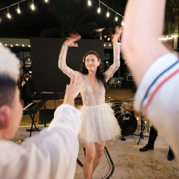 Diệu Nhi đánh dấu chủ quyền với Anh Tú, tiện khoe đôi chân cực phẩm-14