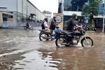 Đường Hà Nội ngập khắp ngả sau trận mưa như trút nước