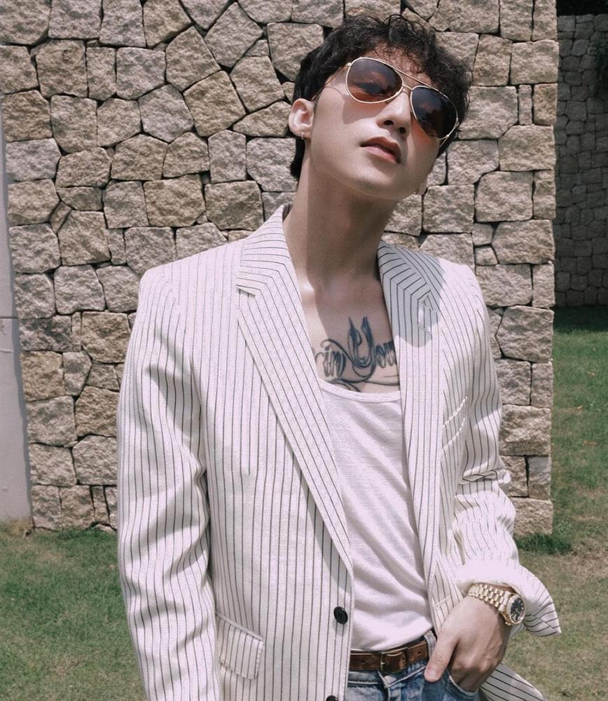 Sơn Tùng thả dáng trong biệt thự, netizen đồng loạt hô: Lùn-1