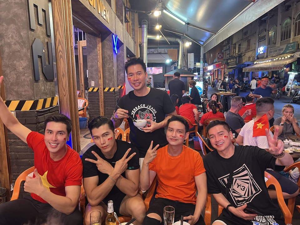 Chồng cũ Hồng Đào U70 vẫn sáng rực bên dàn nam vương trẻ-1