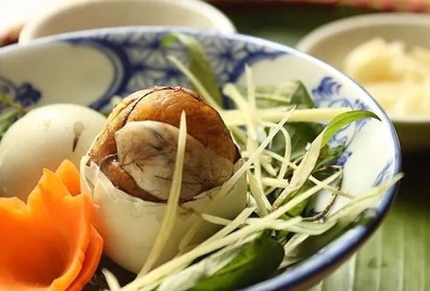 Tại sao trứng vịt lộn thường ăn với gừng và rau răm?-1