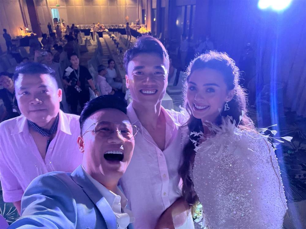 Bùi Tiến Dũng biến lễ cưới thành tiệc mừng Việt Nam vô địch-4