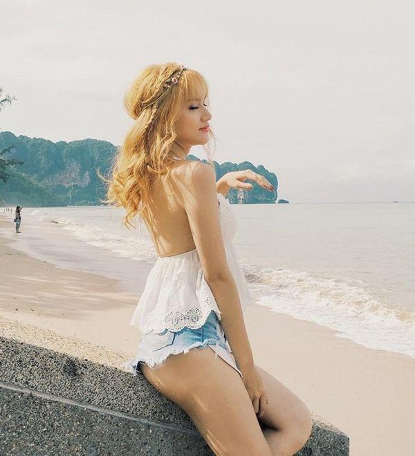 Cao Thái Hà mặc quần gái hư ngắn như đồ lót-6