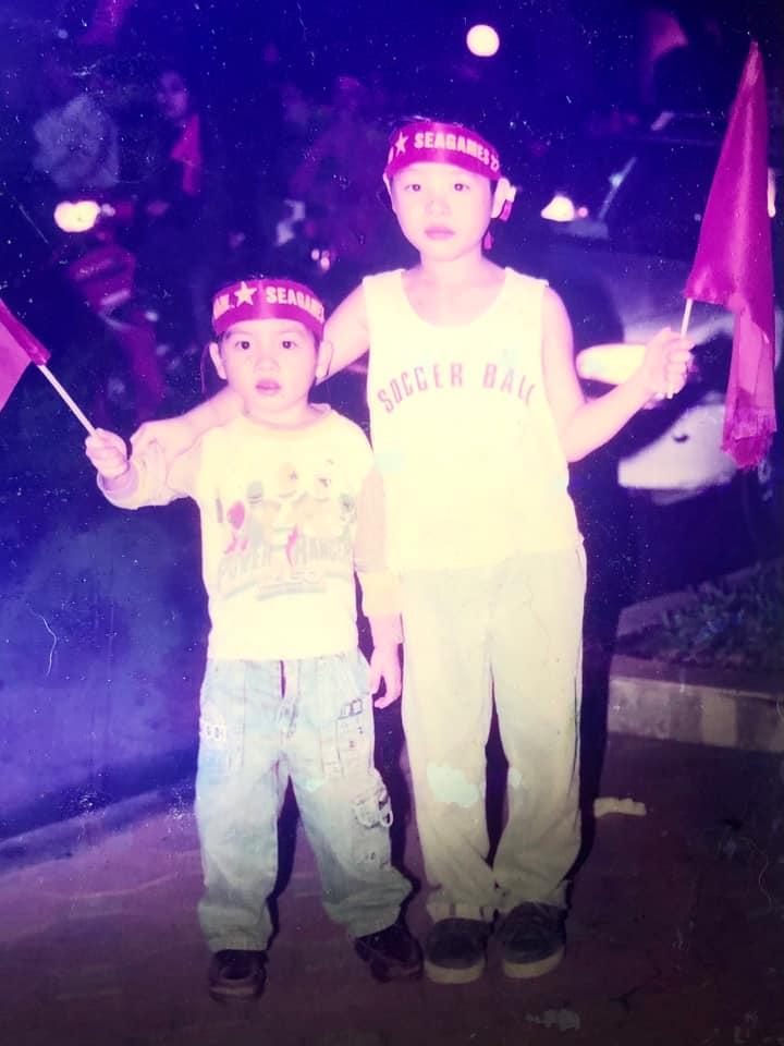 Đức Phúc tung ảnh đi bão, dân mạng chỉ nhìn ông bố bảnh trai-2