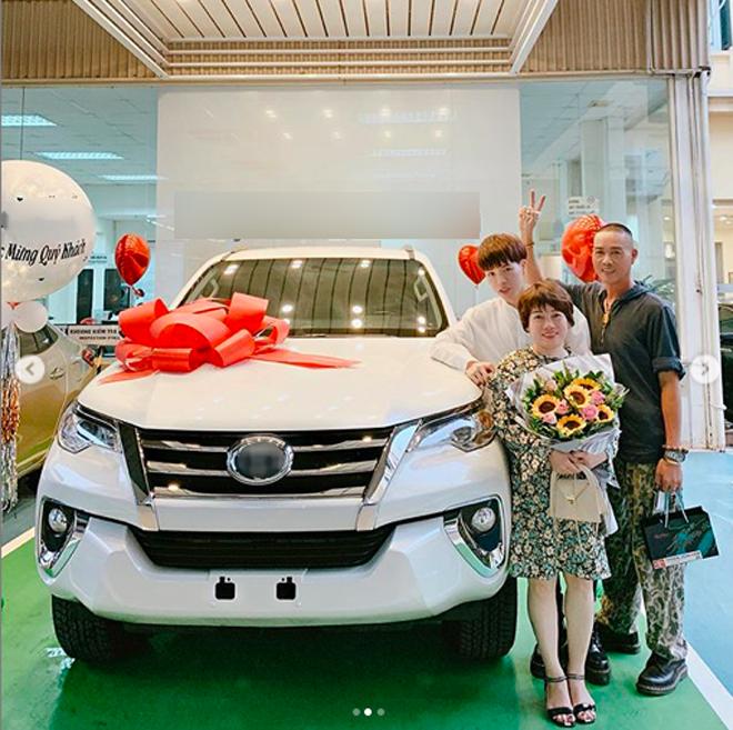 Đức Phúc tung ảnh đi bão, dân mạng chỉ nhìn ông bố bảnh trai-8