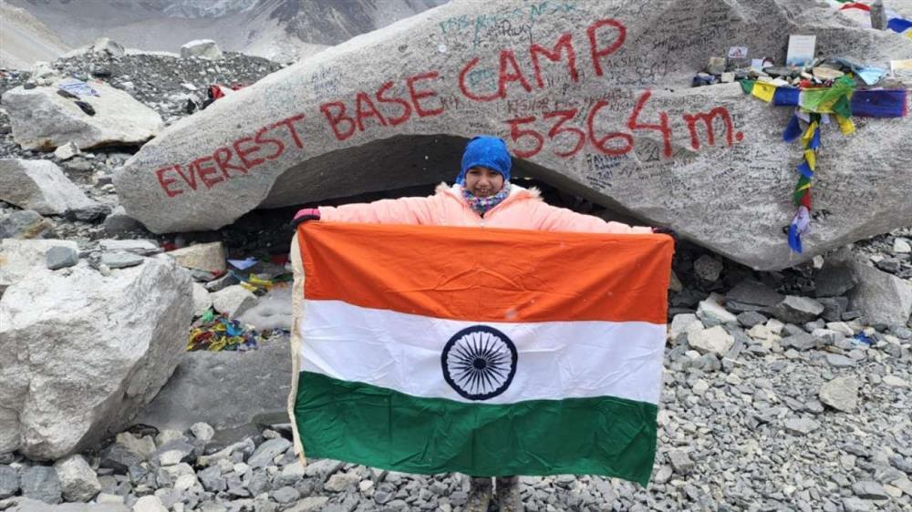 Cô bé 10 tuổi chinh phục trại căn cứ Everest 5.364 mét-1