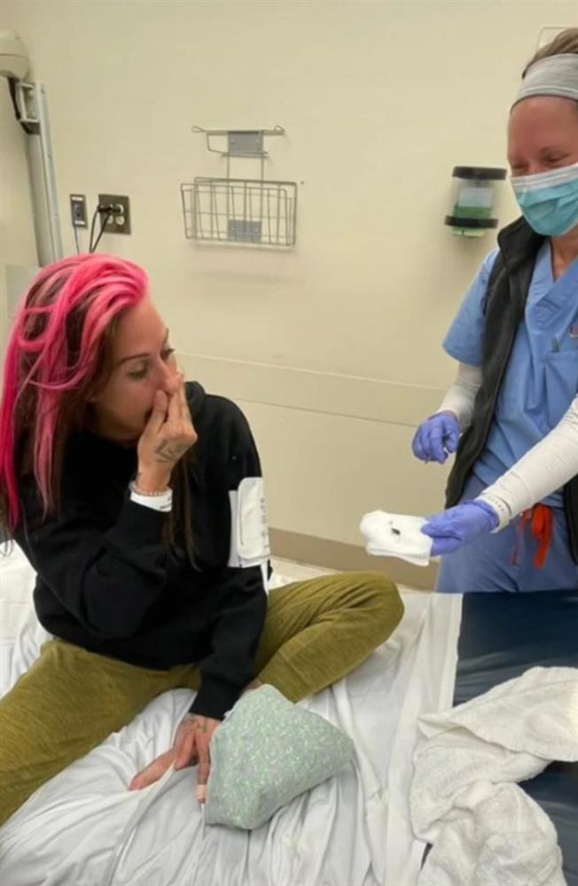 Đang ngủ bỗng thấy đau tai, cô gái kinh hãi khi thấy vật lạ lòi ra-4