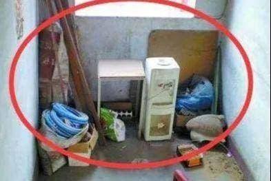 Trang trí cửa ra vào thế này bảo sao bạn sống mãi cảnh nghèo khó-2