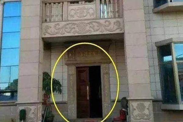 Decorating the door like this will tell you why you live in poverty