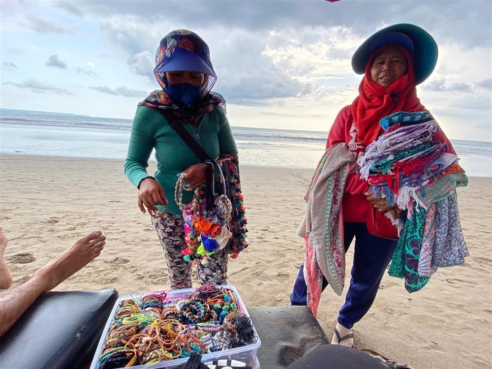 Bali đau đầu vì du khách khỏa thân, gây rối trở lại-2