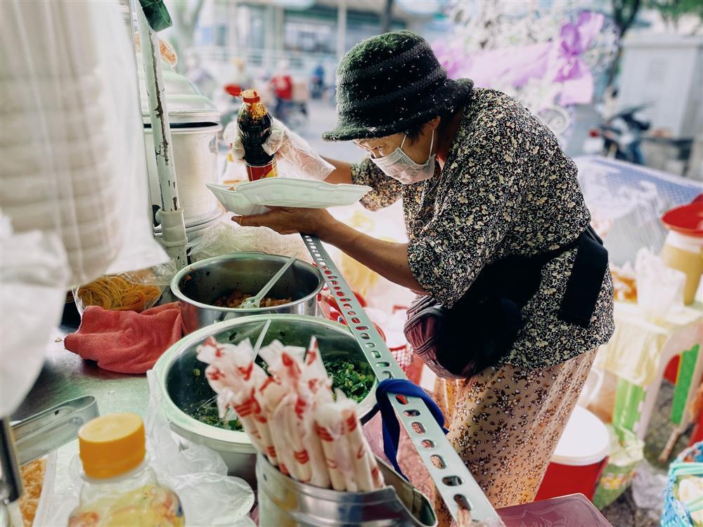 Giá xăng tăng kỷ lục và gánh nặng bão giá đè lên vai người nghèo-3