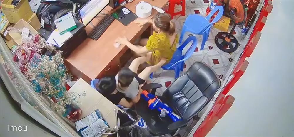 Màn ăn mừng chiến thắng U23 khiến tình mẹ con rạn nứt từ đây-1