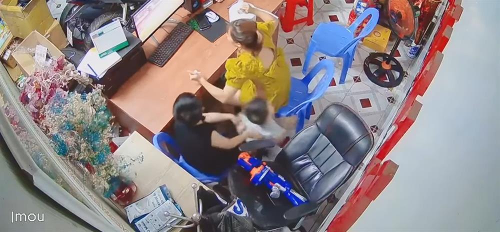 Màn ăn mừng chiến thắng U23 khiến tình mẹ con rạn nứt từ đây-2