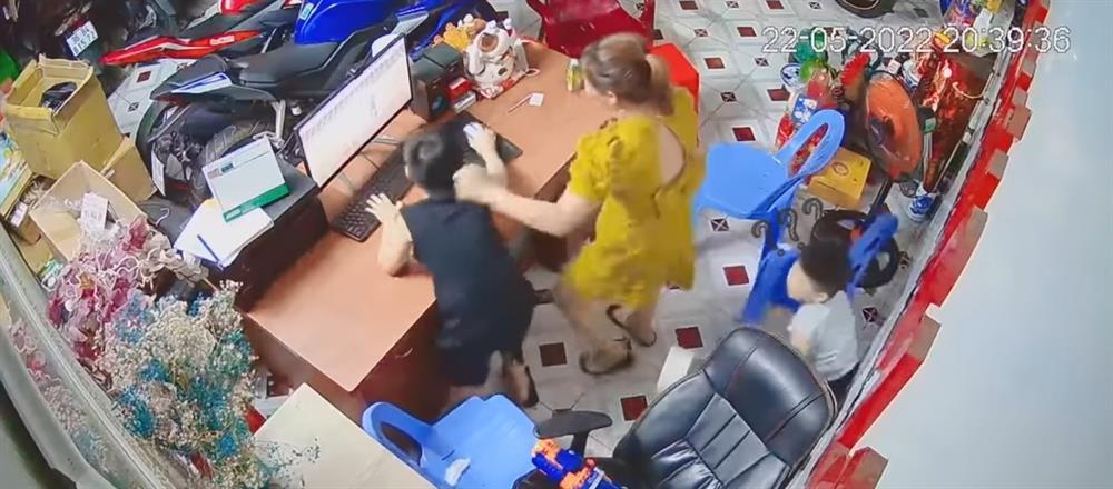 Màn ăn mừng chiến thắng U23 khiến tình mẹ con rạn nứt từ đây-3