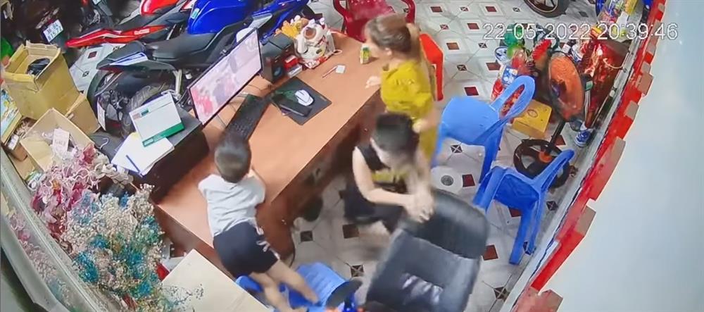 Màn ăn mừng chiến thắng U23 khiến tình mẹ con rạn nứt từ đây-4