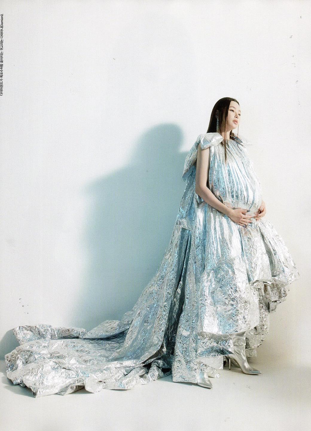 Bà bầu Honey Lee khoe nhan sắc xinh đẹp, quyến rũ cùng thần thái nổi bật trên từng shoot hình. Nhiều cư dân mạng trầm trồ khen ngợi "quả nhiên là sắc vóc của hoa hậu đẹp nhất xứ Hàn".