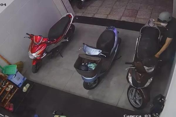 Con trai bị bắt giam vì trộm tiền trong tài khoản của bố nạp game-2