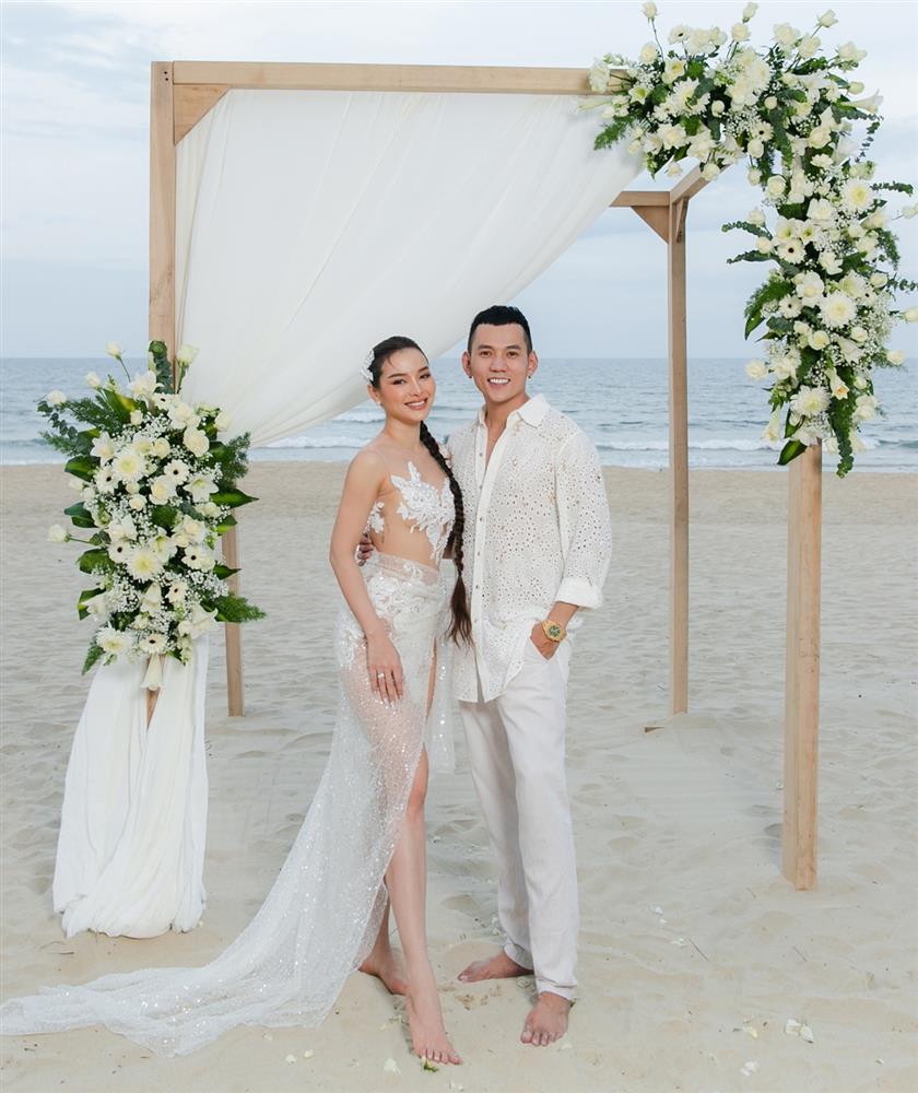 Phương Trinh Jolie mặc như không khi tổ chức lại đám cưới ở biển-1