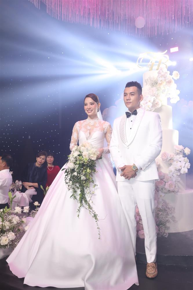 Phương Trinh Jolie mặc như không khi tổ chức lại đám cưới ở biển-9