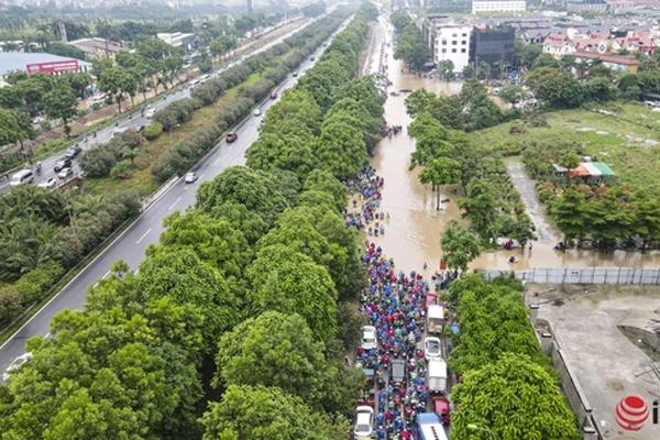 Nhiều đường ở Hà Nội ngập mênh mông như sông sau mưa lớn-4