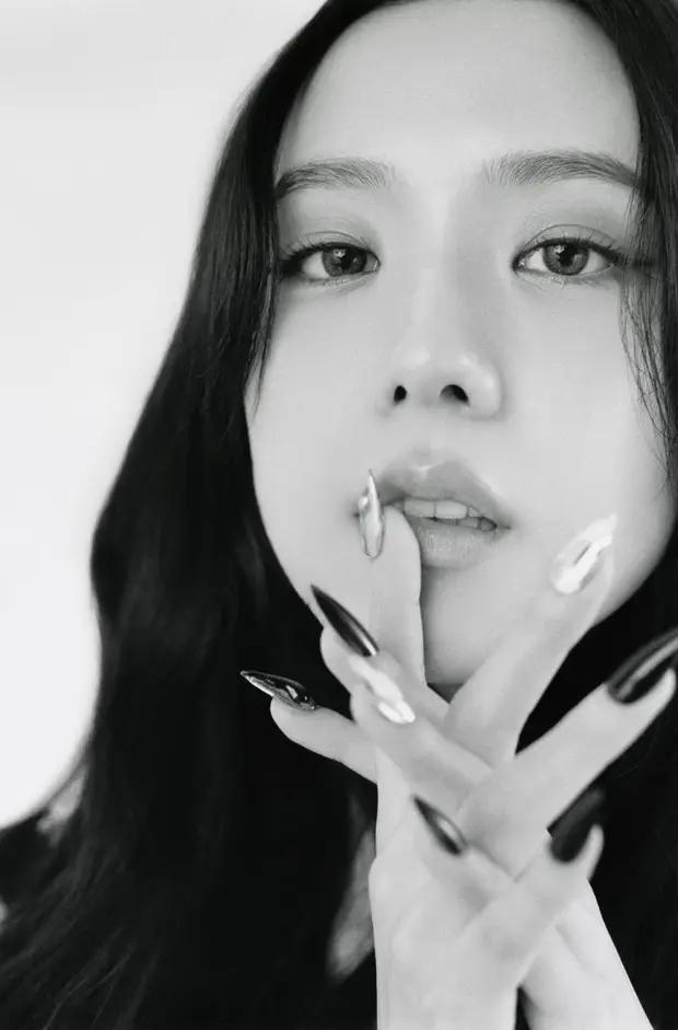 Jisoo: Việc biểu diễn đôi khi giống như một bài kiểm tra hơn là một thứ gì đó vui vẻ-2