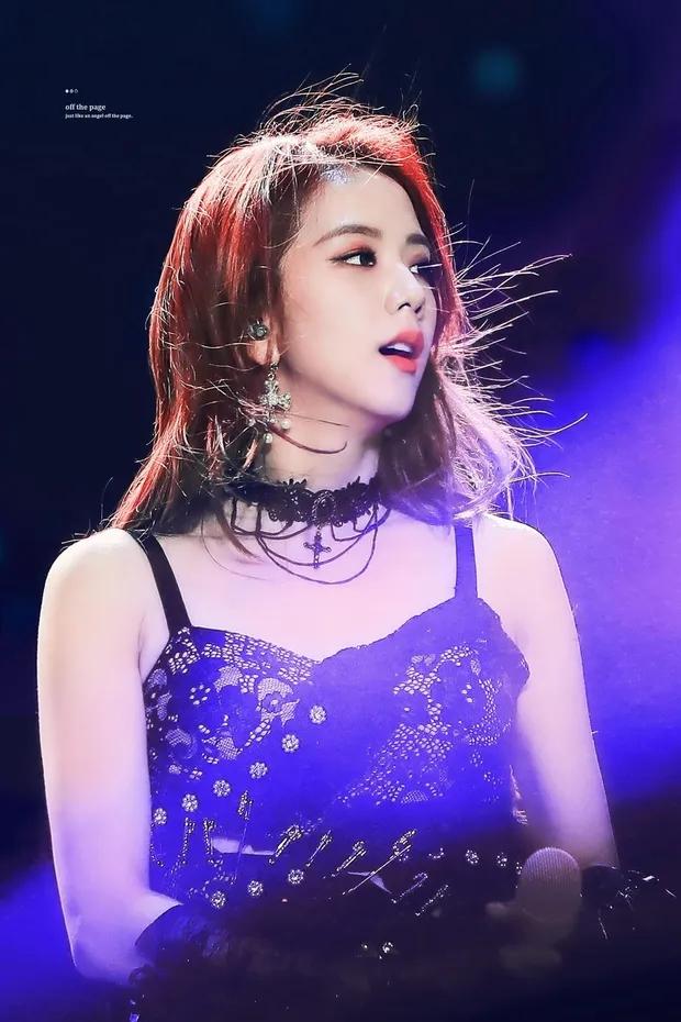 Jisoo: Việc biểu diễn đôi khi giống như một bài kiểm tra hơn là một thứ gì đó vui vẻ-5