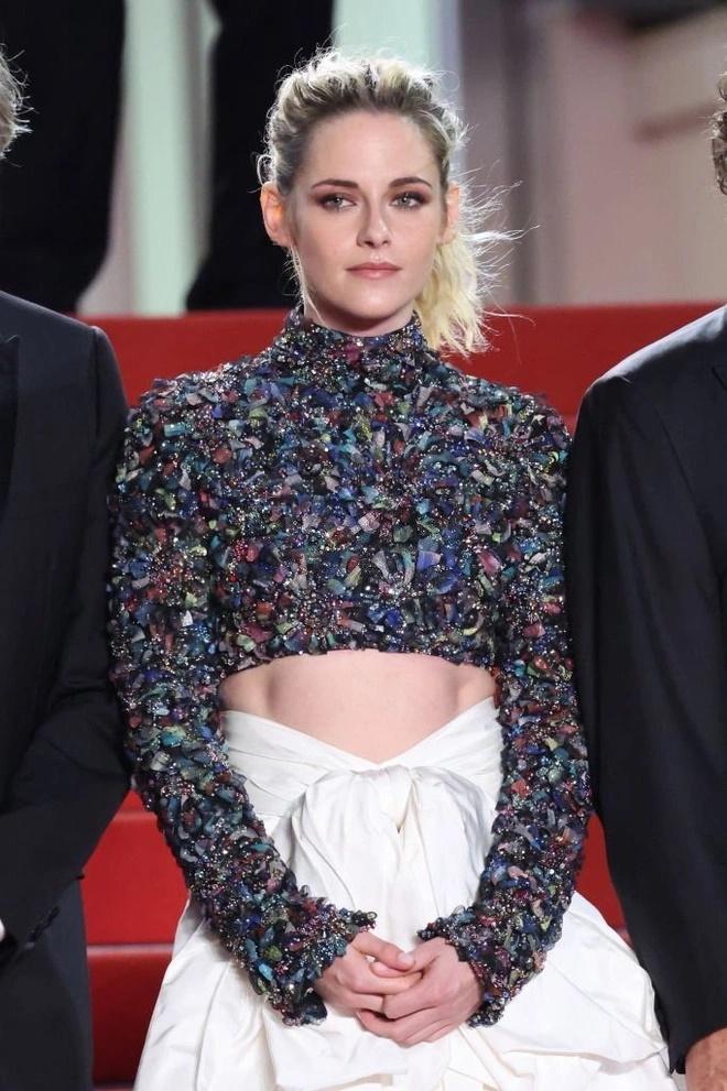 Trong đó, Kristen Stewart gây chú ý với trang phục nữ tính khác hẳn style menswear trước kia. Cô diện áo croptop phối với chân váy khoe vòng eo hằn rõ cơ bụng số 11.