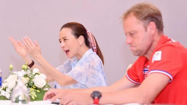 Fans Thái đưa lời khuyên sốc cho trưởng đoàn bóng đá Madam Pang-3