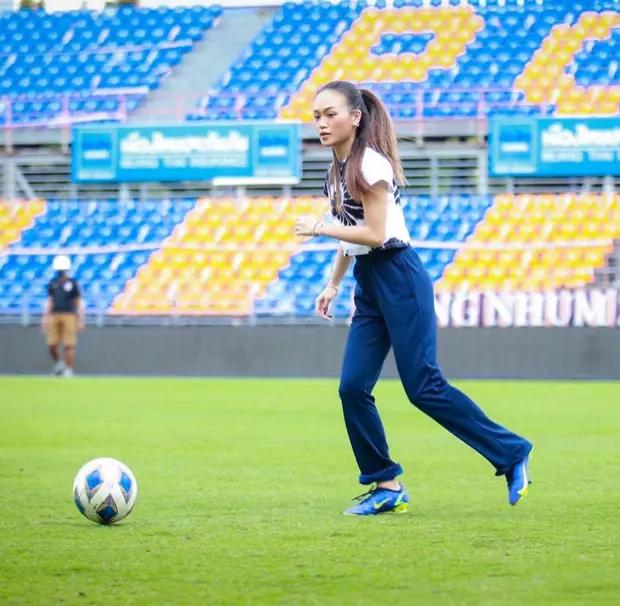Con gái giỏi giang, xinh như hot girl của trưởng đoàn bóng đá Thái Lan-12