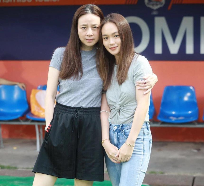 Con gái giỏi giang, xinh như hot girl của trưởng đoàn bóng đá Thái Lan-4