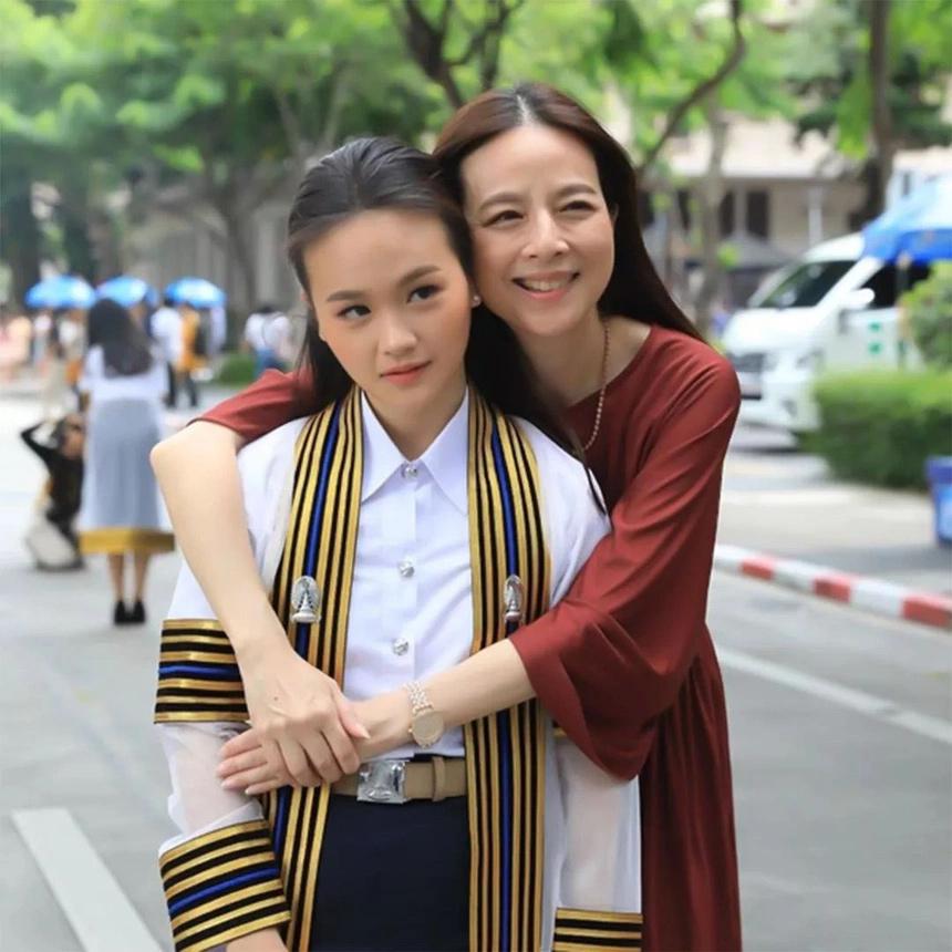 Con gái giỏi giang, xinh như hot girl của trưởng đoàn bóng đá Thái Lan-7